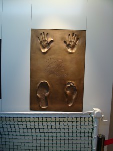 Roger Federers Bronzeabdrücke im Federer-Museum der Firma Jura