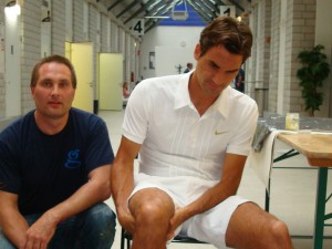 Roger Federer und Richard Bründler bei der Erstellung des Originalabdrucks