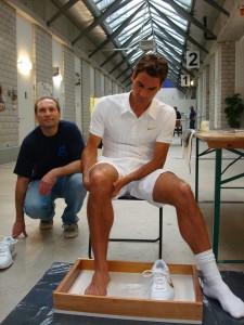 Roger Federer und Andreas Bründler bei der Erstellung des Originalabdrucks