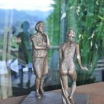 Ausstellung Frau Bronze patiniert Unikat