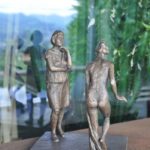 Ausstellung Frau Bronze patiniert Unikat