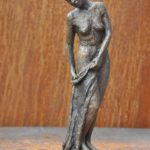 Frau mit Tuch, klein, Bronze, patiniert